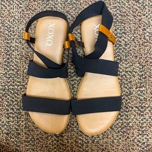 Strappy black sandals with brown details!
